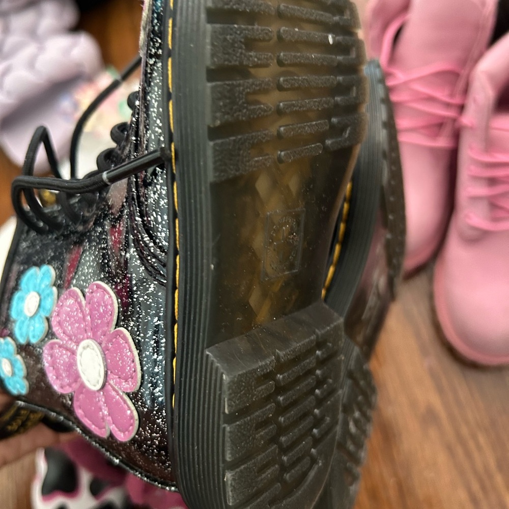 Toddler Girl Dr Martens sz 9 - Picture 2 of 3